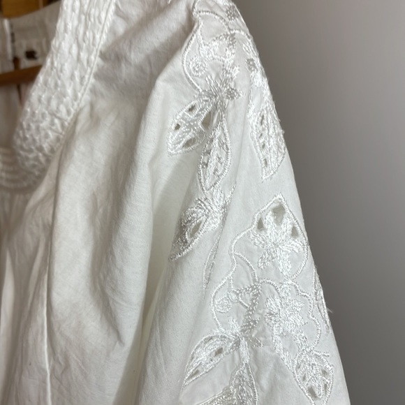 White Free People blouse w/shoulder & cuff details. EUC. XS. - Picture 4 of 5